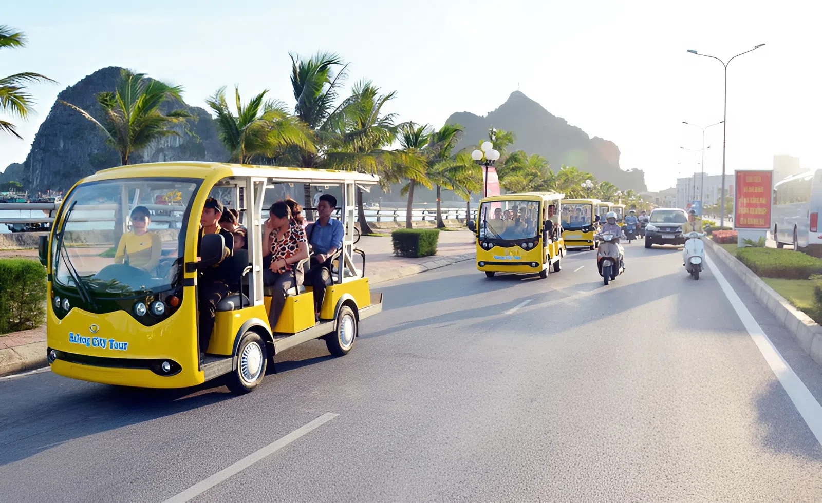 Xe điện là lựa chọn di chuyển của nhiều du khách tại Bãi Cháy
